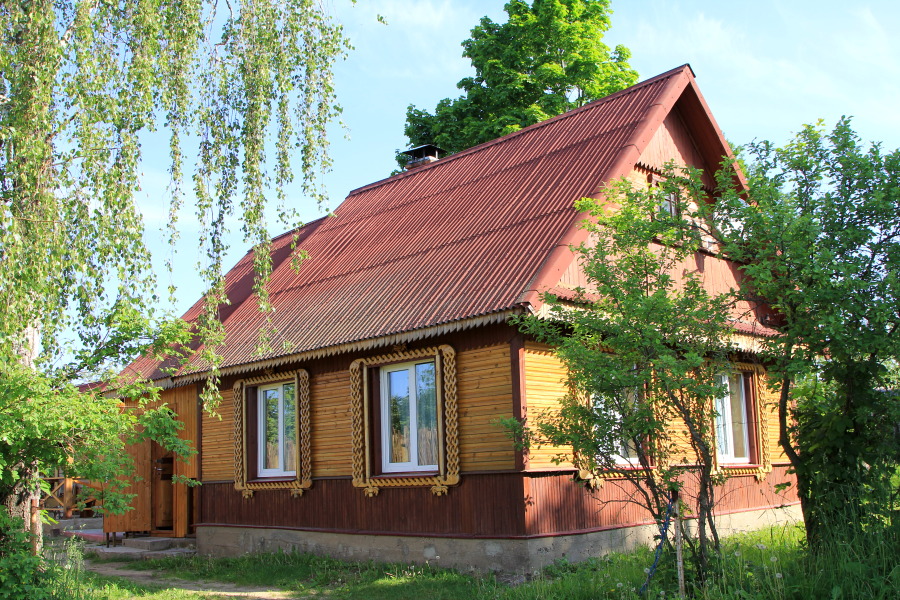 Внутри кухня со всеми городскими прибамбасами и большая комната с камином